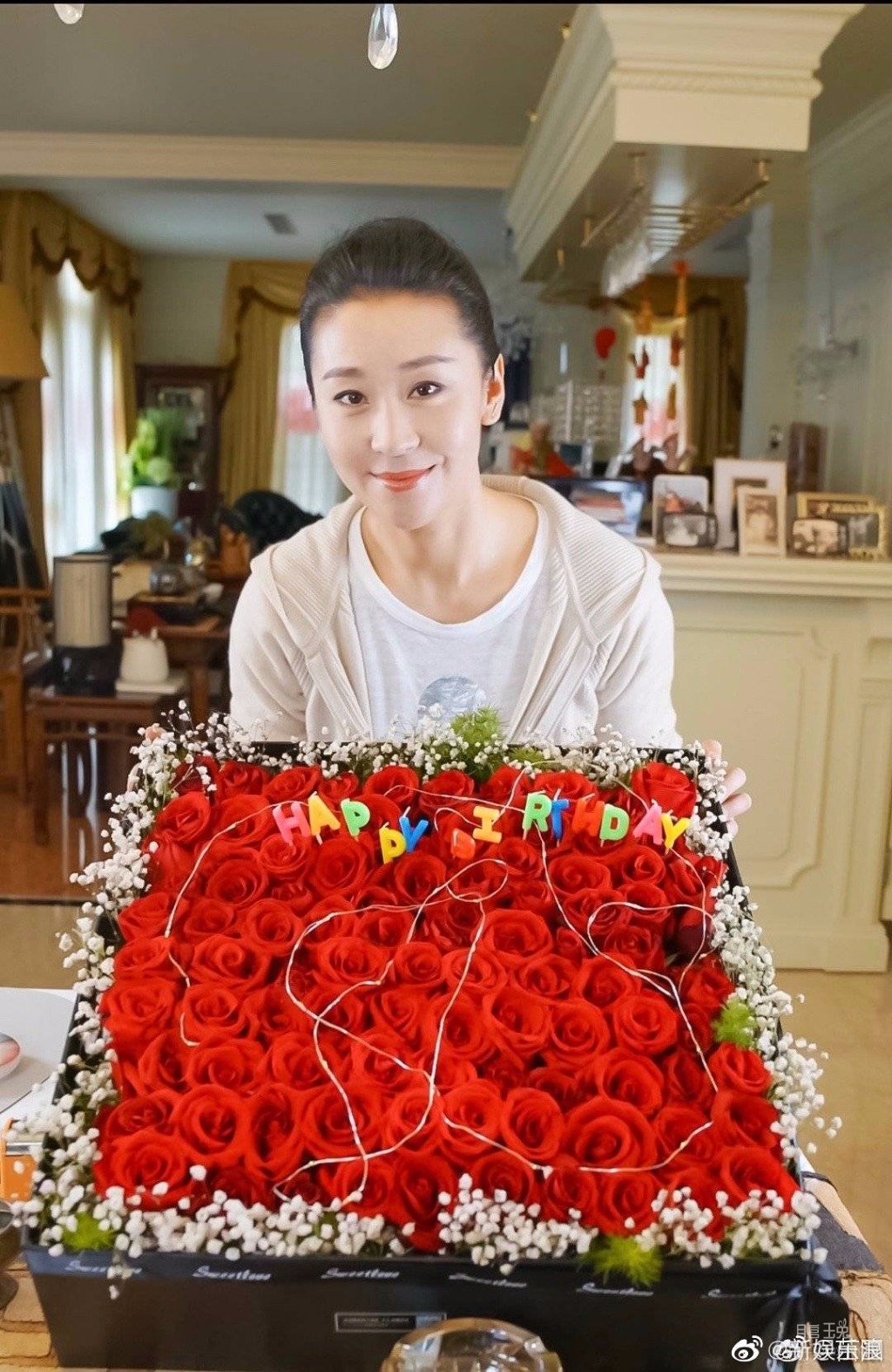 这个应该是今年生日的照片,对比之前胖了点,更有女人味了